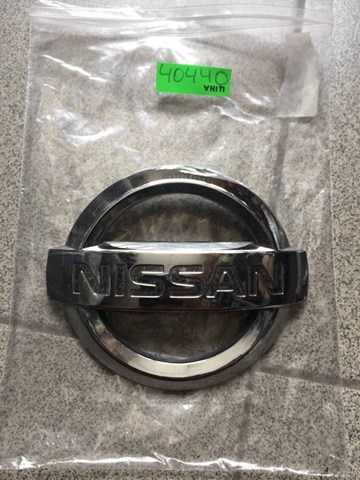 Эмблема капота 65890AU300 NISSAN