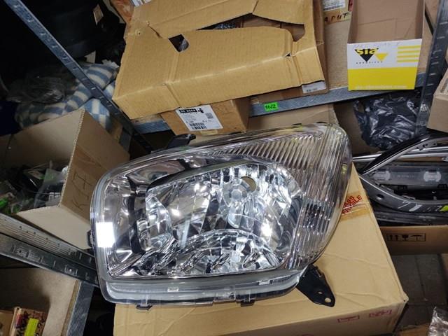 Блок фара левая 8117042180 TOYOTA