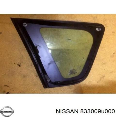Стукло багажника, правое 833009U000 NISSAN