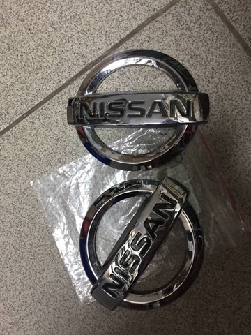 Эмблема на крышку багажника 90890AX600 NISSAN