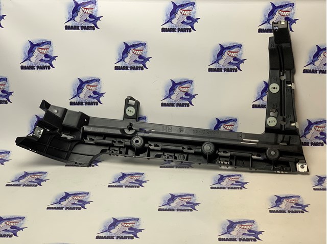 Направляющая заднего бампера, правая LR076516 LAND ROVER
