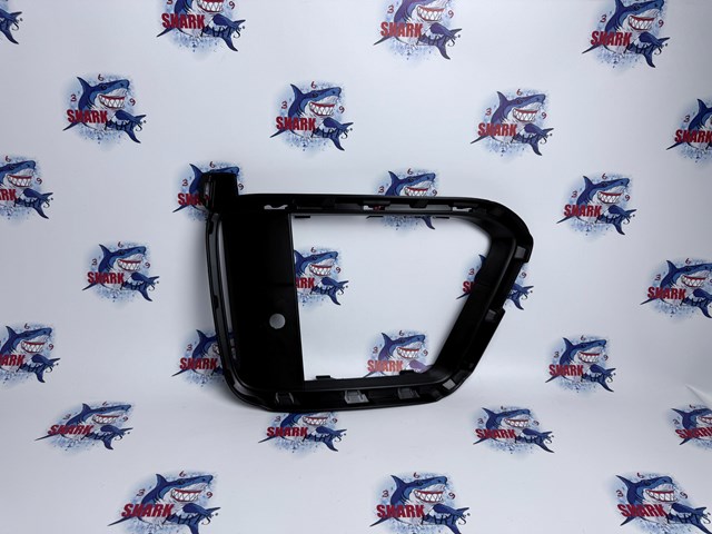 Молдинг решетки бампера переднего правый LR099793 LAND ROVER