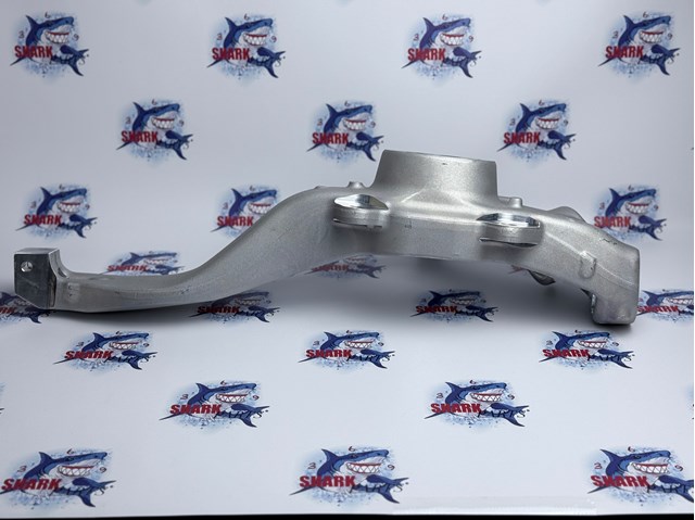 Цапфа поворотного кулака LR146343 LAND ROVER