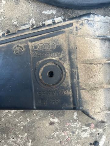 Направляющая заднего бампера, левая 4B5807453A VAG