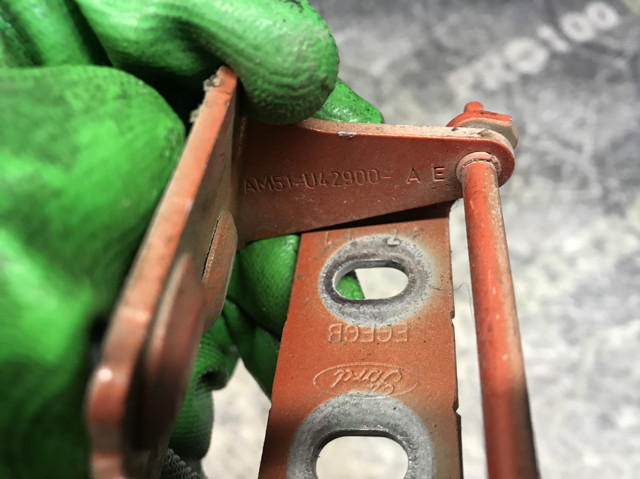 AM51U42900AE FORD Петля крышки багажника купить в Ровно