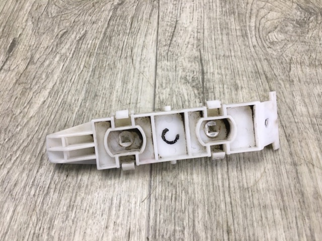 Кронштейн бампера переднего 7173165J00 SUZUKI