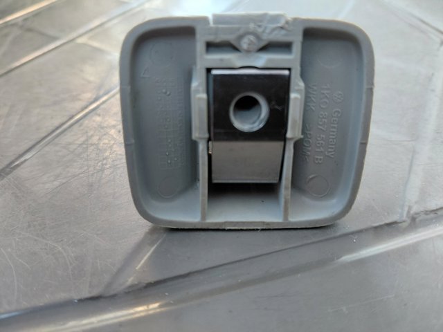 1K0857561B VAG Фиксатор солнцезащитного козырька купить в Львов