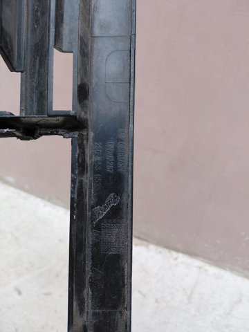 2D0853653 VAG Решетка радиатора купить в Николаев