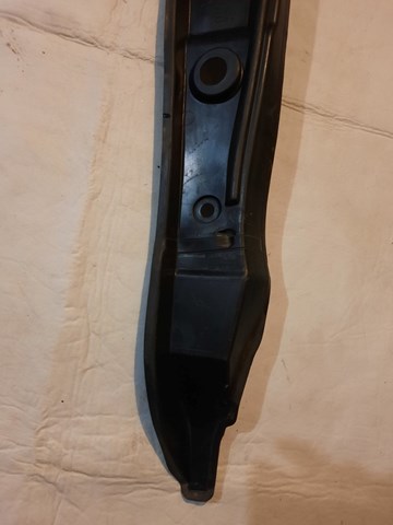 8R0821111C Уплотнитель крыла купить Киев