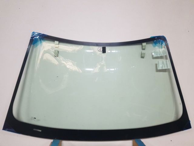 Переднее стекло BMW 3