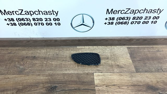 Заглушка/ решітка протитуманних фар бампера переднього, права A1568856800 Mercedes