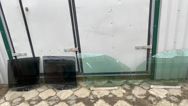 Стекло двери задней левой A1637351109 MERCEDES