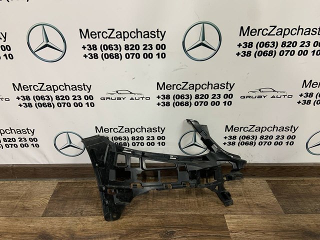 Кронштейн бампера переднього, правий A2058850865 Mercedes