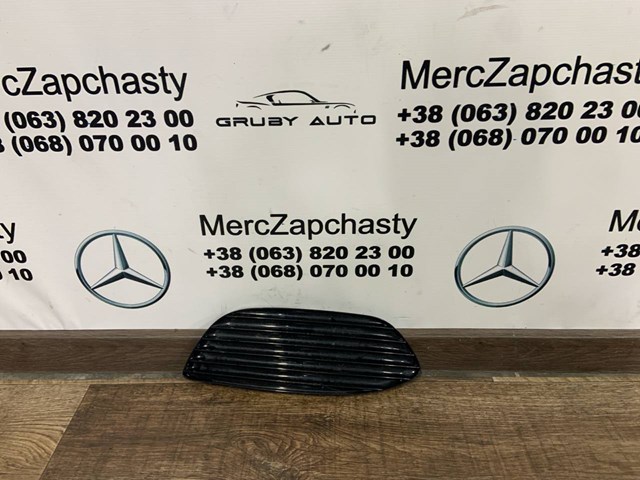 Заглушка/ решітка протитуманних фар бампера переднього, права A2058851623 Mercedes