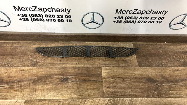 Решетка бампера переднего центральная A2108850053 MERCEDES