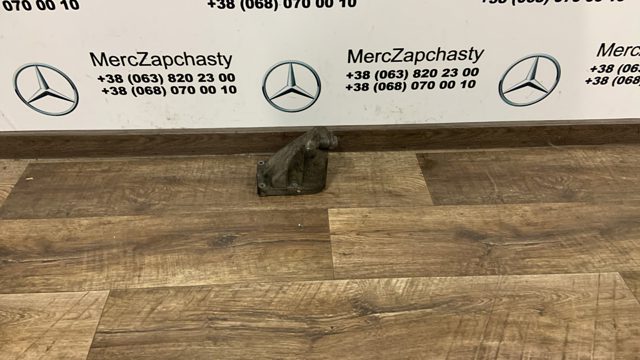 Кронштейн подушки (опоры) двигателя, левой A6132230404 MERCEDES