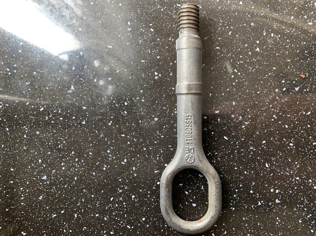 Крюк буксирный передний 1T0805615 VAG