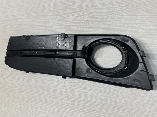 8KD807682 VAG Решетка радиатора купить в Житомир