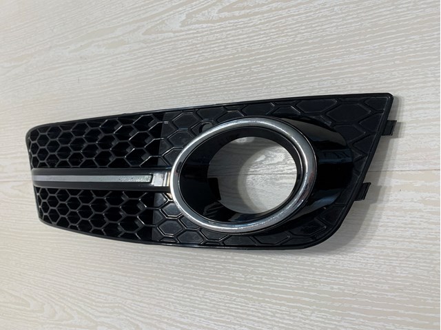 8KD807682 VAG Решетка радиатора купить в Сумы