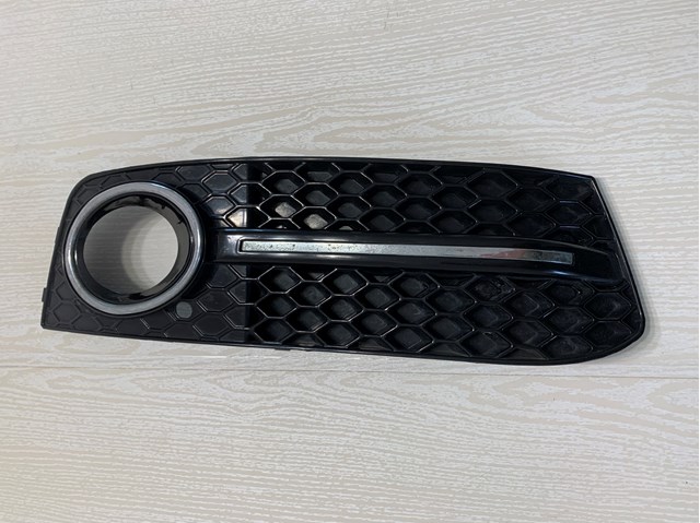 8KD807682 VAG Решетка радиатора купить в Львов