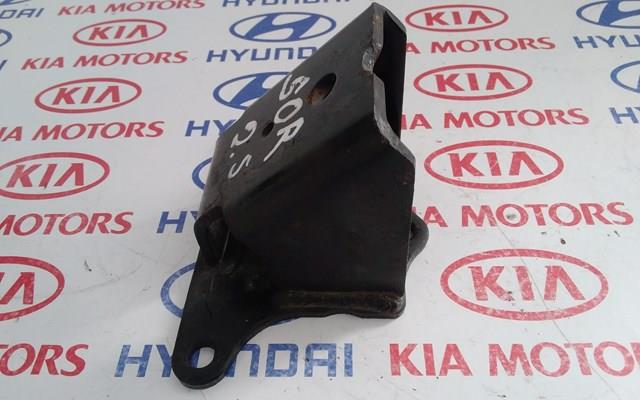 Кронштейн подушки (опоры) двигателя, правой 216124A100 HYUNDAI