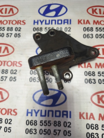Кронштейн подушки (опоры) двигателя, правой 216702B000 HYUNDAI