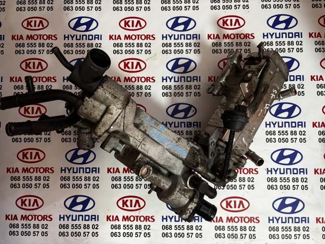 Корпус термостата в сборе 256102F700 HYUNDAI
