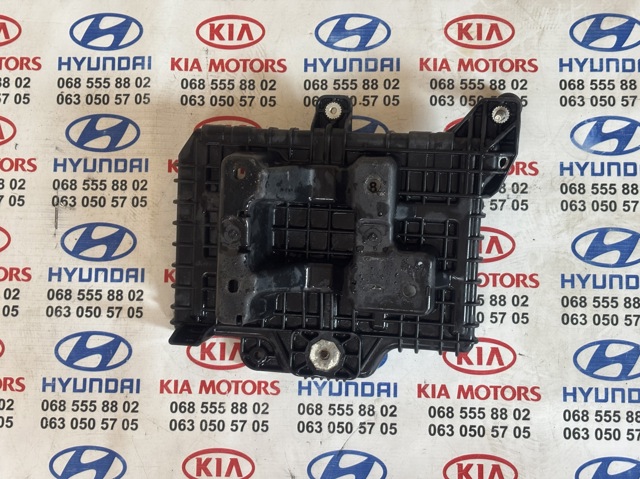 Поддон АКБ 371502W000 HYUNDAI