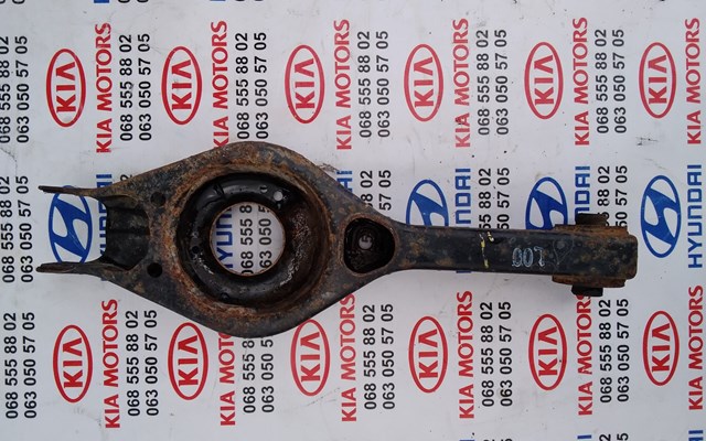 Рычаг задней подвески поперечный, левый 552102S000 HYUNDAI