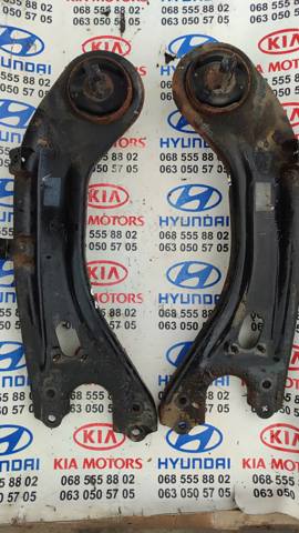 Рычаг/тяга задней подвески продольный нижний, левый 552702T000 HYUNDAI