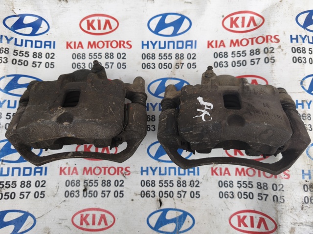 Суппорт тормозной, передний, правый 581301J600 HYUNDAI