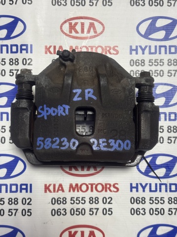Задний правый суппорт 582302E300 HYUNDAI