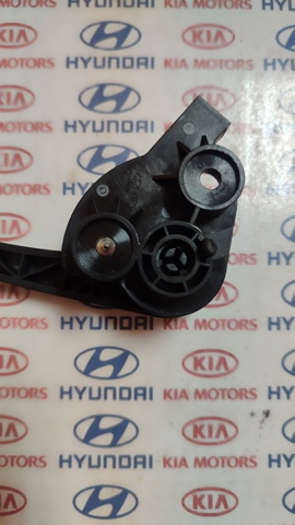 Кронштейн ручки открывания капота 811802T000 HYUNDAI