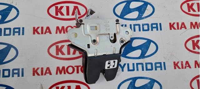 Замок и ручка двери задка 812303Q000 HYUNDAI