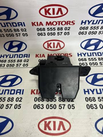 Замок двери багажника 812303Z000 HYUNDAI