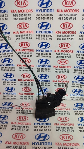 Замок передней пассажирской двери 813202G220 HYUNDAI
