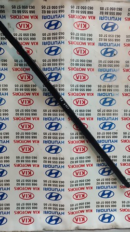 Молдинг опускного стекла нижний, двери передней, правой 822201H000 HYUNDAI