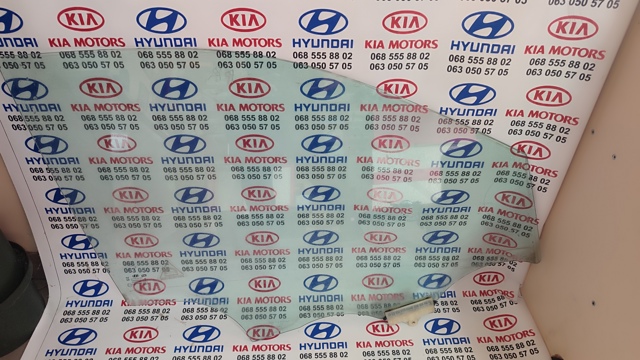 Стекло пассажирской двери 824202W010 HYUNDAI