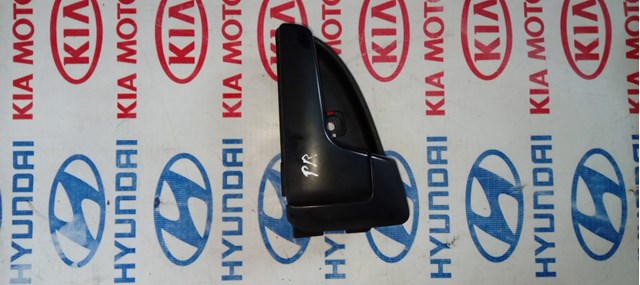 Ручка двери передней внутренняя правая 826201H000EQ HYUNDAI