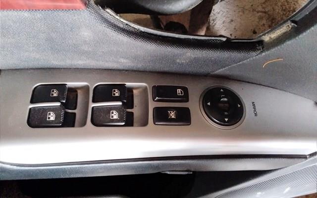 Кнопки переднего левого стеклоподъемника 935702B000S4 HYUNDAI