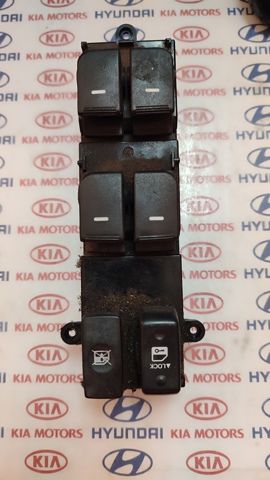 Кнопочный блок управления стеклоподъемником передний левый 935702K010WK HYUNDAI