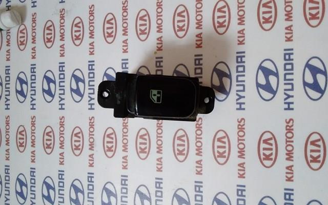HYUNDAI 935782D000 Кнопка включения мотора стеклоподъемника передняя правая в наличии Украина