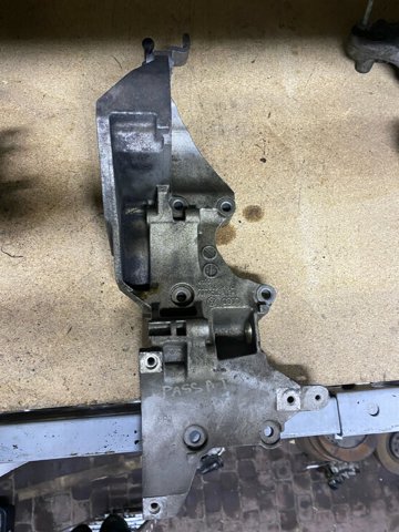 Крепление генератора 03L903143Q VAG