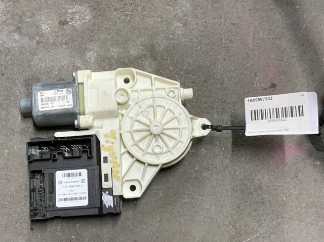 Мотор стеклоподъемника водительской двери 1K0959793J VAG