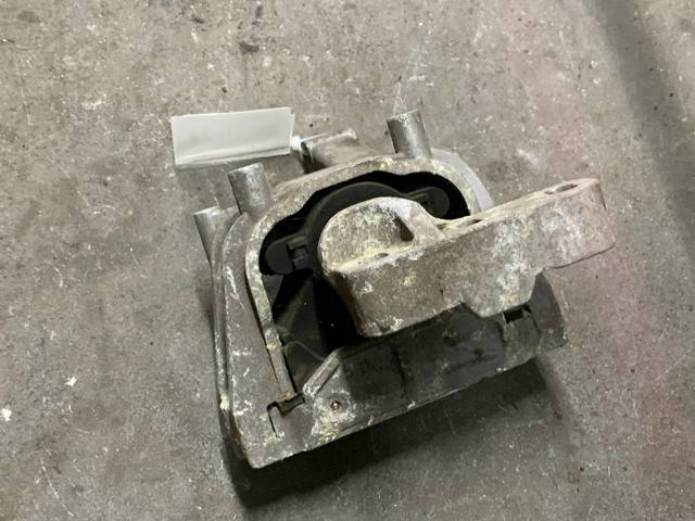 Правая опора ДВС 5N0199262 VAG