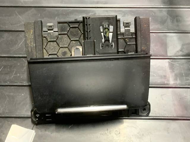 Пепельница центральной консоли 8K0857951 VAG