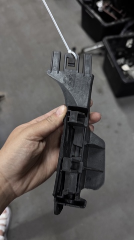 Направляющая заднего бампера, правая 8T0807890 VAG