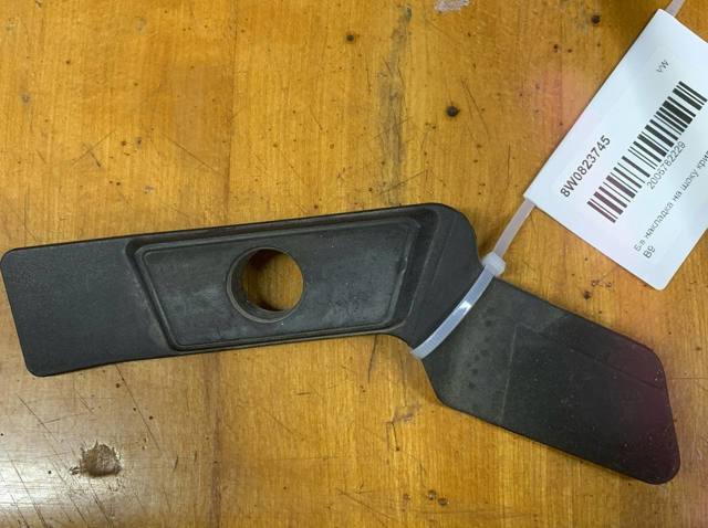 Заглушка жабо боковая 8W0823745 VAG