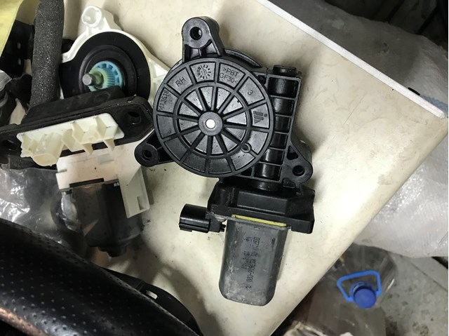 Механизм стеклоподъемника двери передней, правой 807209299R RENAULT