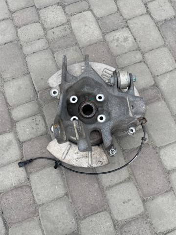 Кулак поворотный правый 102741600D TESLA